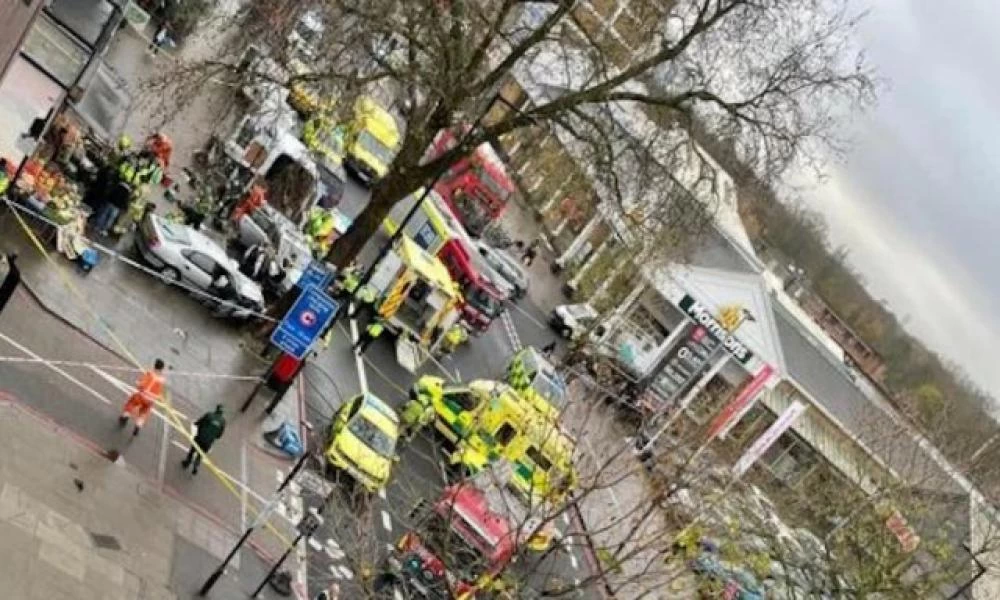 Λονδίνο: Αυτοκίνητο έπεσε σε πεζούς - Αρκετοί τραυματίες